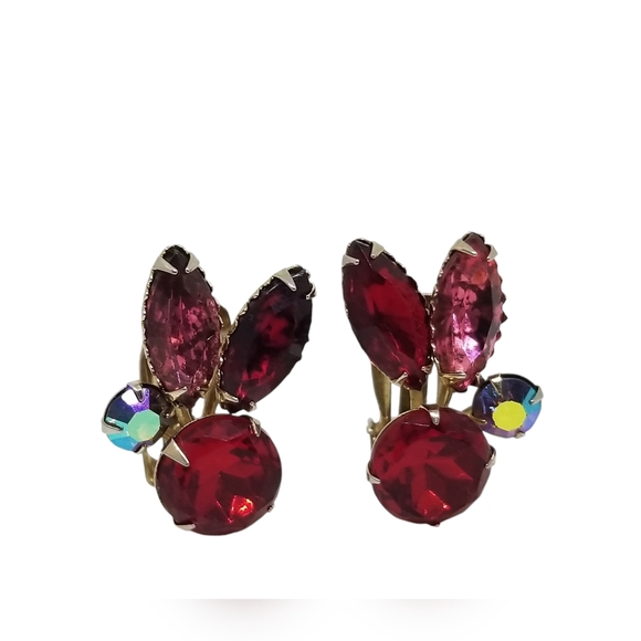 VINTAGE PINK, RED & AURORA BOREALIS GLASS RHINESTONE GOLDTONE CLIP ON EARRINGS - Picture 1 of 5